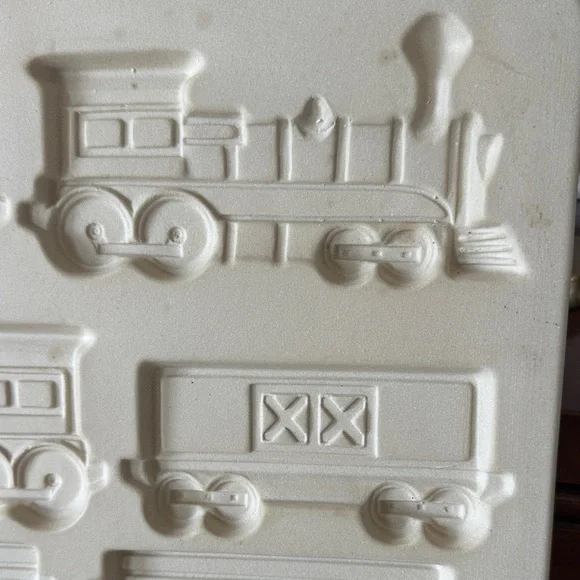 The Pampered chef Vintage Train Shaped gingerbread Baking Mold holiday party - Picture 4 of 9